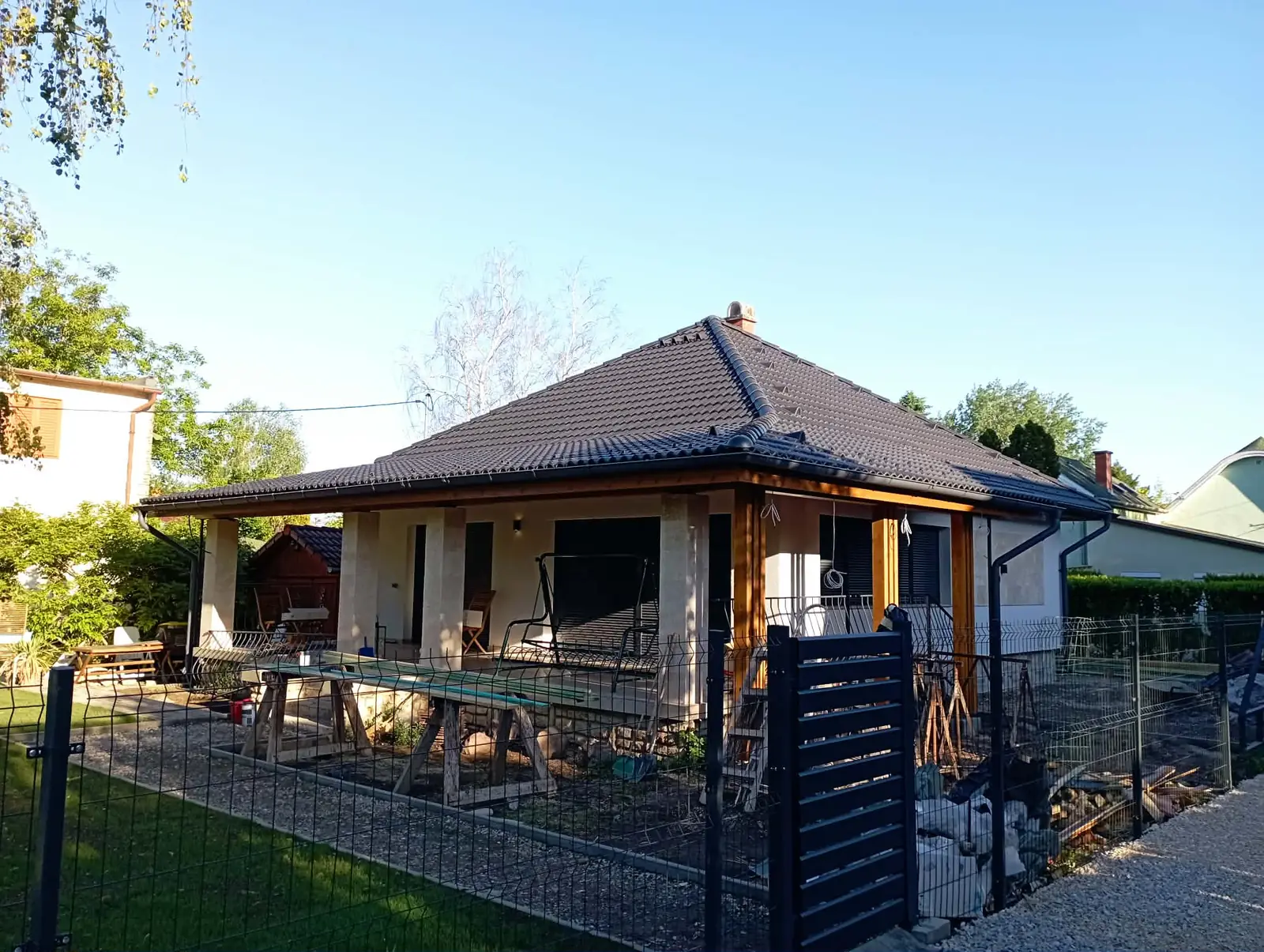 Kontyolt tetőfedés kész terasszal