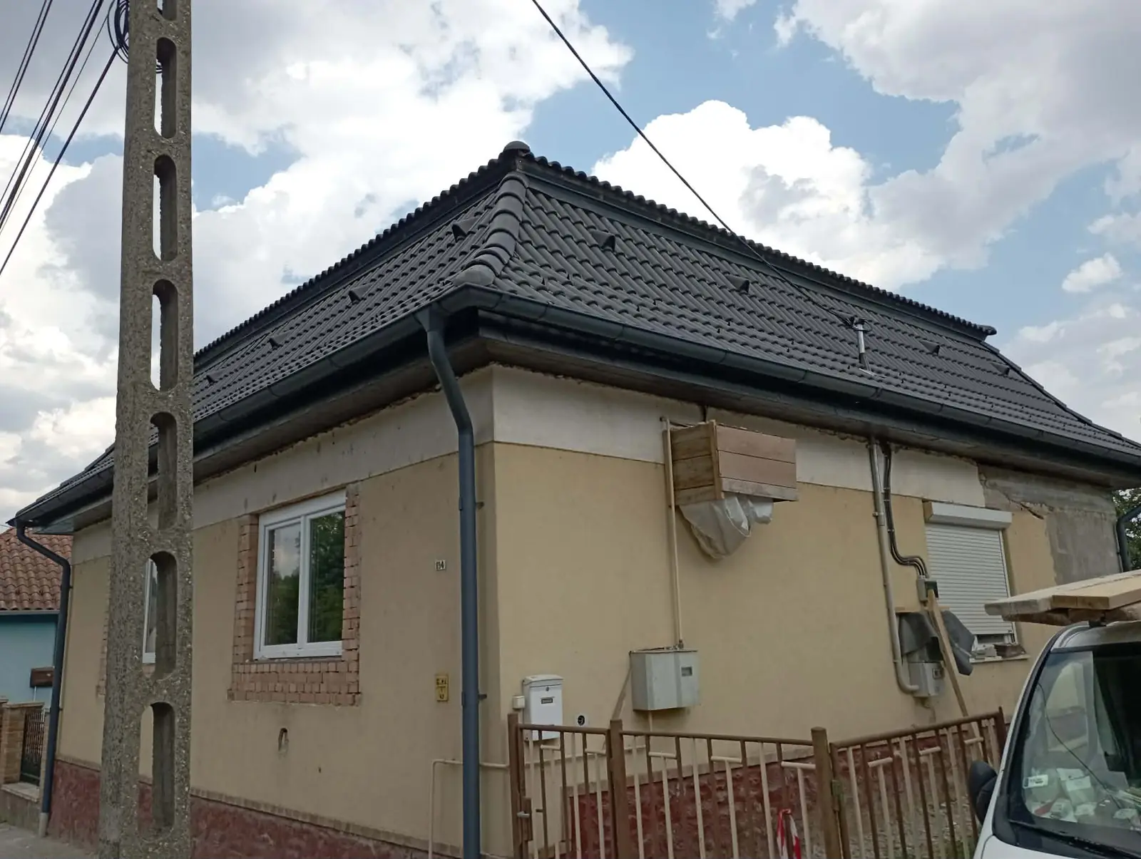 Tetőfedés kész, ház sarokrésze