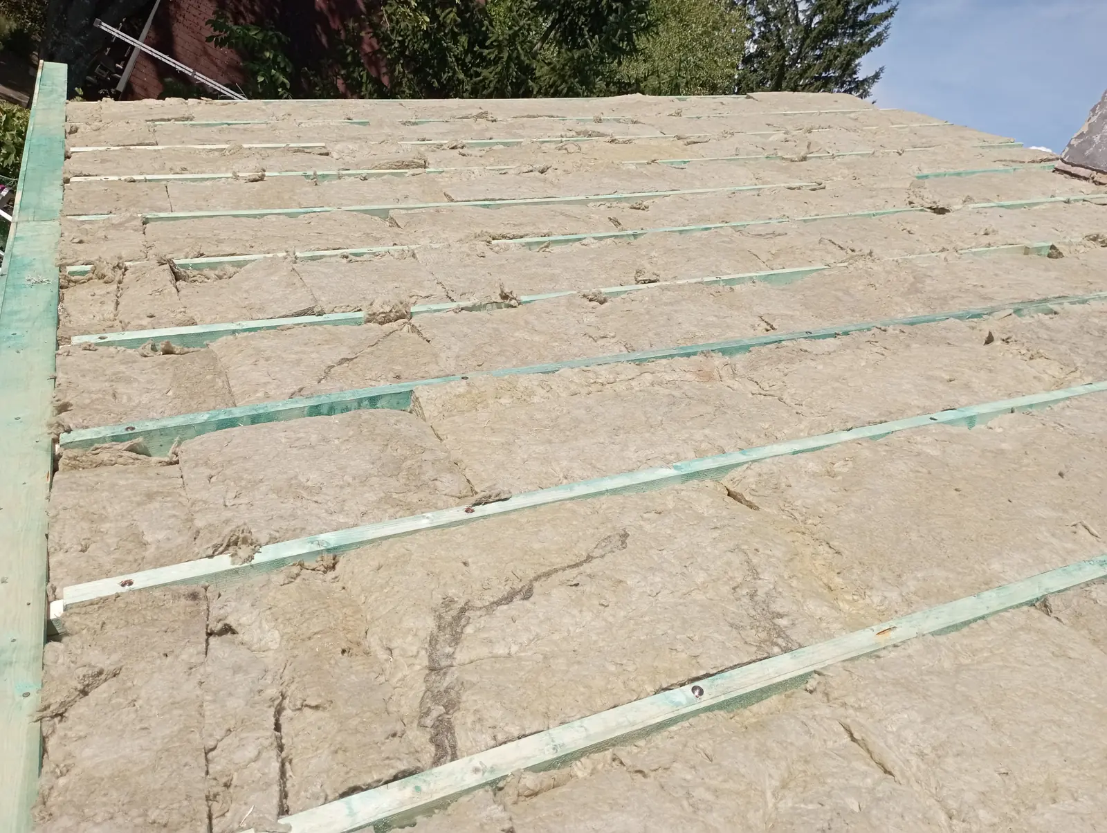 Ásványgyapot szigetelés beépítése a tetőtérben